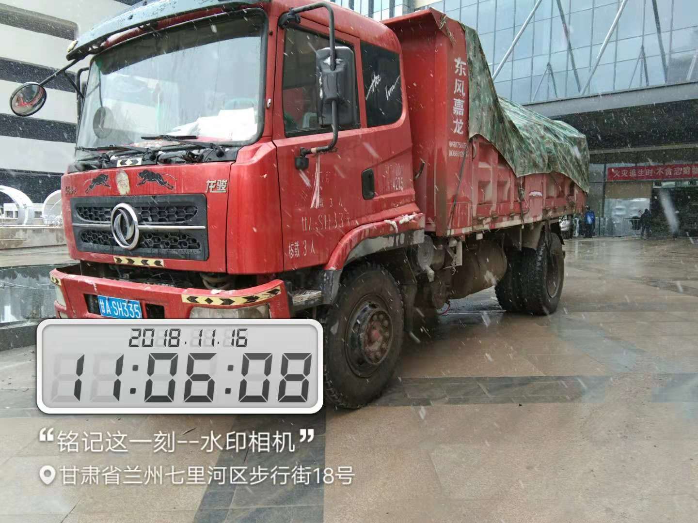 七里河區(qū)步行街垃圾清運(yùn).jpg